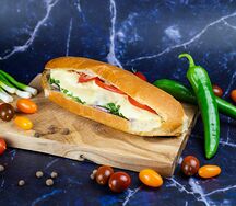 Шаурма в булке с курицей и сулугуни
