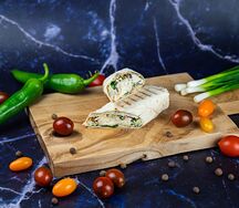 Шаурма в лаваше с курицей и сулугуни