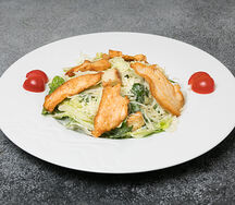 Салат Цезарь с курицей⁣