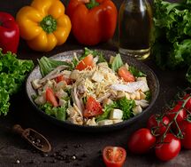 Салат Цезарь с курицей