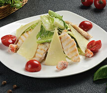 Салат Цезарь с курицей