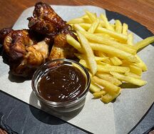 Куриные крылышки Баффало с картофелем фри