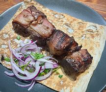 Шашлык из говяжьей печени в беконе