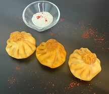 Жареные хинкали с говядиной и чесночным соусом