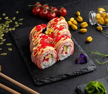 Магуро спайси опаленный тунец с крабом и тигровой креветкой