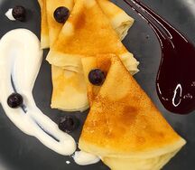 Блинчики со сметаной и вареньем