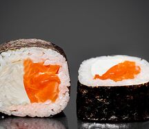 Ролл с лососем и сыром