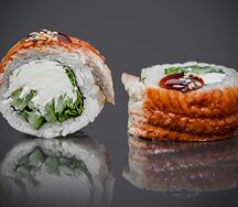 Ролл с угрем и рукколой