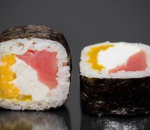 Ролл с тунцом и манго