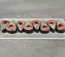 Калифорния с лососем в треугольной форме 