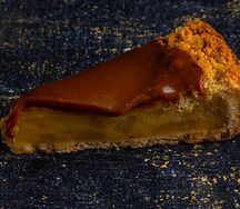 Яблочно-карамельное пирожное