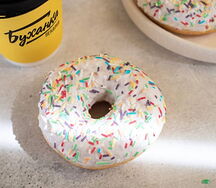 Донат с ванильной глазурью