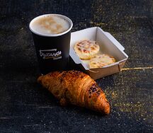 Капучино и сырники и круассан шоколад