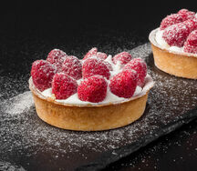 Пирожное Тарталетка со свежими ягодамис малиной