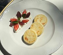 Сырники с кремом и ягодами