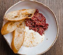 Тар-тар из говядины с муссом из сулугуни