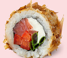 Ролл с копчёным лососем в стружке тунца