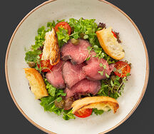 Зеленый салат с ростбифом и черри