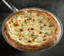 Пицца с грушей и дорблю