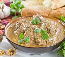 Харчо из курицы с орехами по-грузински