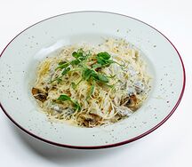 Паста с индейкой и грибами в сливочном соусе