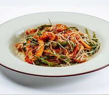 Паста с кальмаром и креветками 