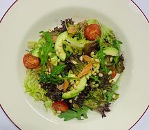 Фирменный салат с лососем