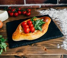 Хачапури по-аджарский с рукколой