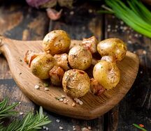 Молодая картошка с салом на мангале