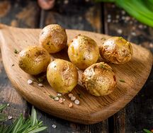 Молодая картошка на мангале