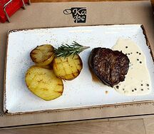 Стейк из говяжьей вырезки под соусом демиглас с картофелем