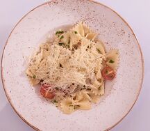 Фарфалле с куриной грудкой и томатом 