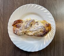 Булочка с творогом и изюмом