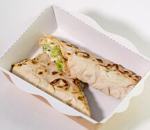 Цезарь-ролл с цельнозерновой лепешкой и курицей