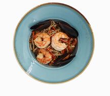 Wok с аргентинским креветками и мидиями