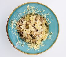 Паста с курицей и грибами в сливочном соусе