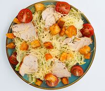Салат Цезарь с курицей