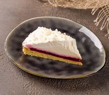 Торт брусничный с белым шоколадом