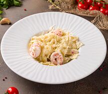 Фарфалле с сёмгой и креветками