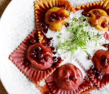 Равиоли с мясом и брусничным соусом