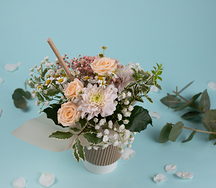 Букет в стаканчике Капучино из хризантем, роз и диантусов