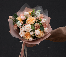 Букет цветов из кустовых роз, диантусов и зелени Любимый десерт