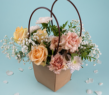 Букет цветов из роз и диантусов Сладкая пудра в крафтовой сумочке