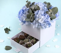 Шкатулка с гортензиями и клубникой в шоколаде