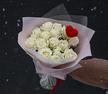 Букет цветов из белых роз Валентинка