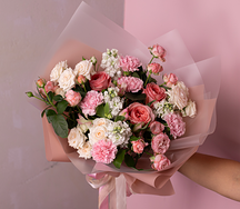 Букет цветов из роз, диантусов и матиол Нежное утро