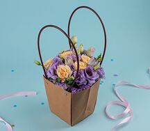 Букет цветов Лизиантус с розами в сумочке