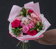 Букет цветов из роз, диантусов и гортензии Розовый рассвет