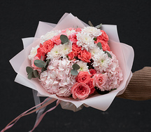 Букет цветов из роз и пышных гортензий Сладкий зефир