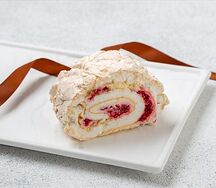 Рулет меренговый с малиной